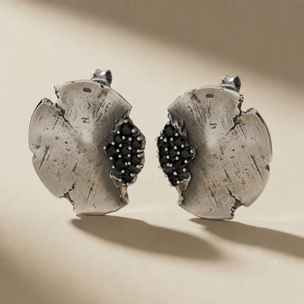ORBITA NOX ear cuff in volcanic-oxidized 925 silver with black stones, handcrafted in Italy for you - Broken Hearts