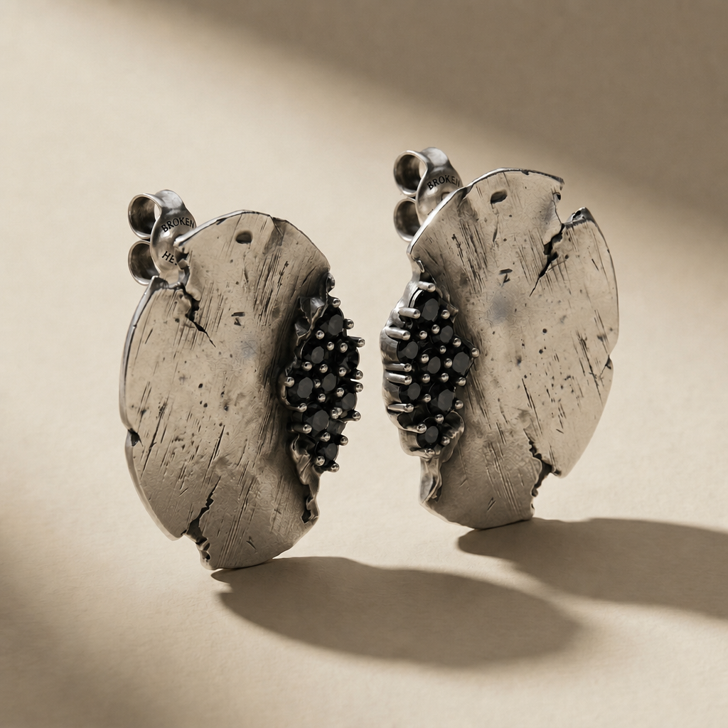 ORBITA NOX ear cuff in volcanic-oxidized 925 silver with black stones, handcrafted in Italy for you - Broken Hearts