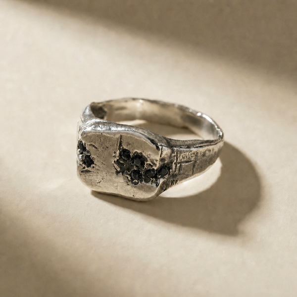 KLUSTER NOX cluster ring in volcanic-oxidized 925 silver with black stones, handcrafted in Italy for you - Broken Hearts