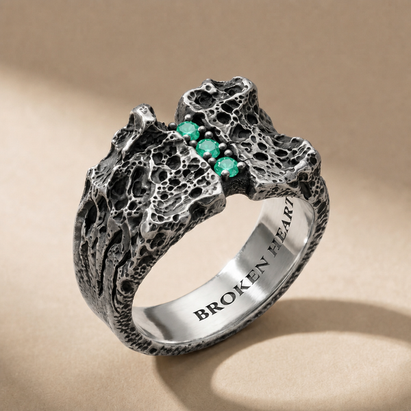 TERNUM VIRIDIS three-stone ring in volcanic-oxidized 925 silver with green stones, handcrafted in Italy for you - Broken Hearts
