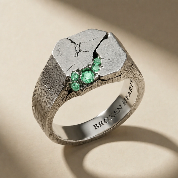 SCISSUM VIRIDIS ring in volcanic-oxidized 925 silver with green stones, handcrafted in Italy for you - Broken Hearts