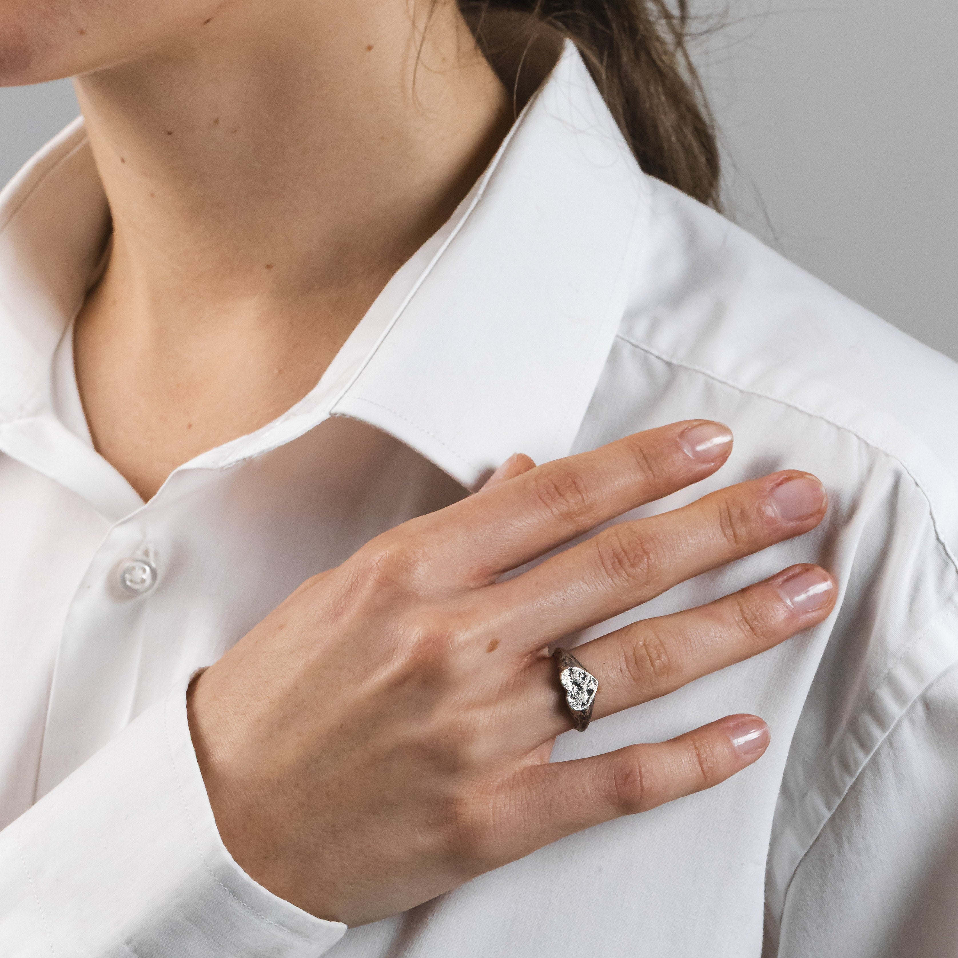 PLAGA ring in volcanic-oxidized 925 silver, handcrafted in Italy for you - Broken Hearts