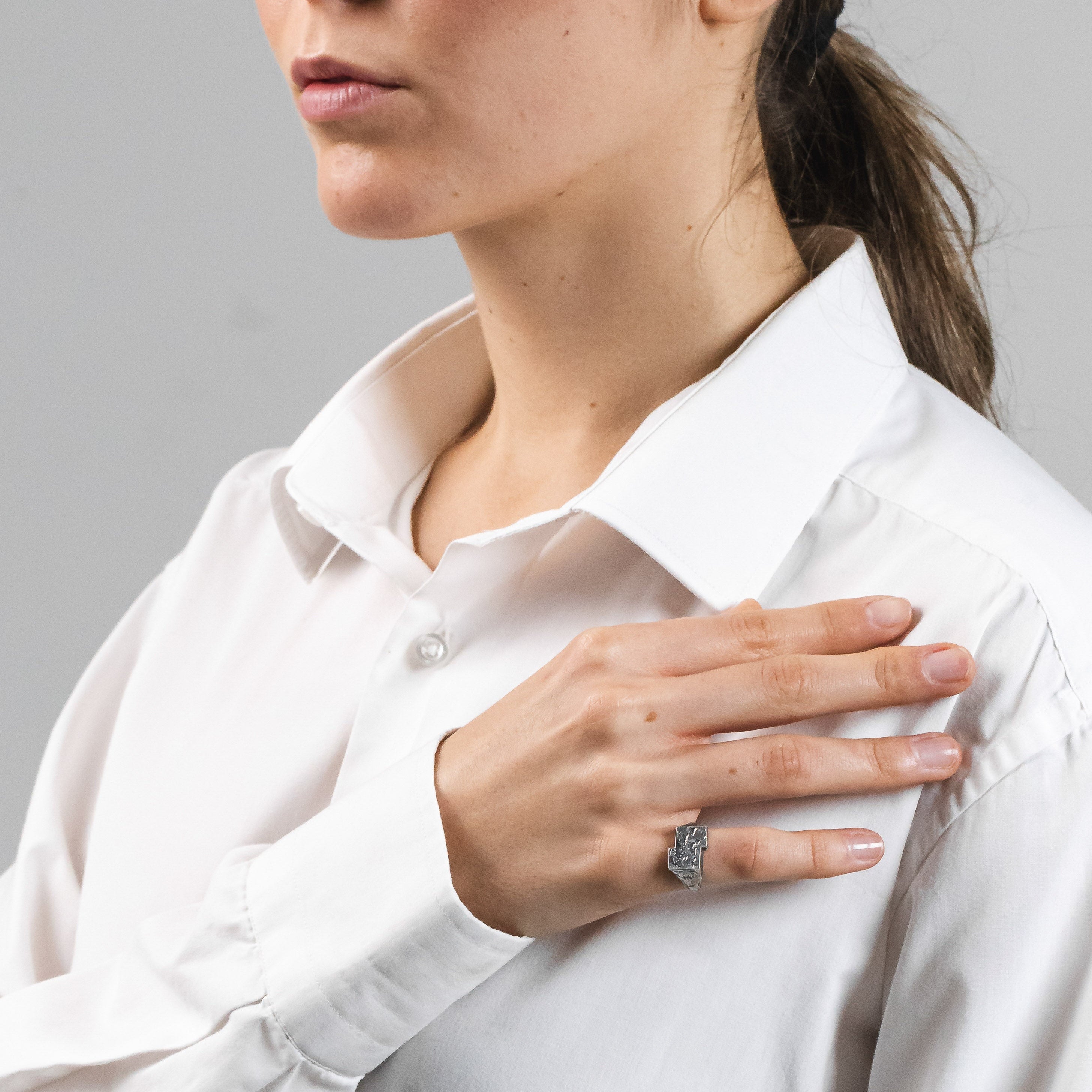 TACTUM ring in volcanic-oxidized 925 silver, handcrafted in Italy for you - Broken Hearts