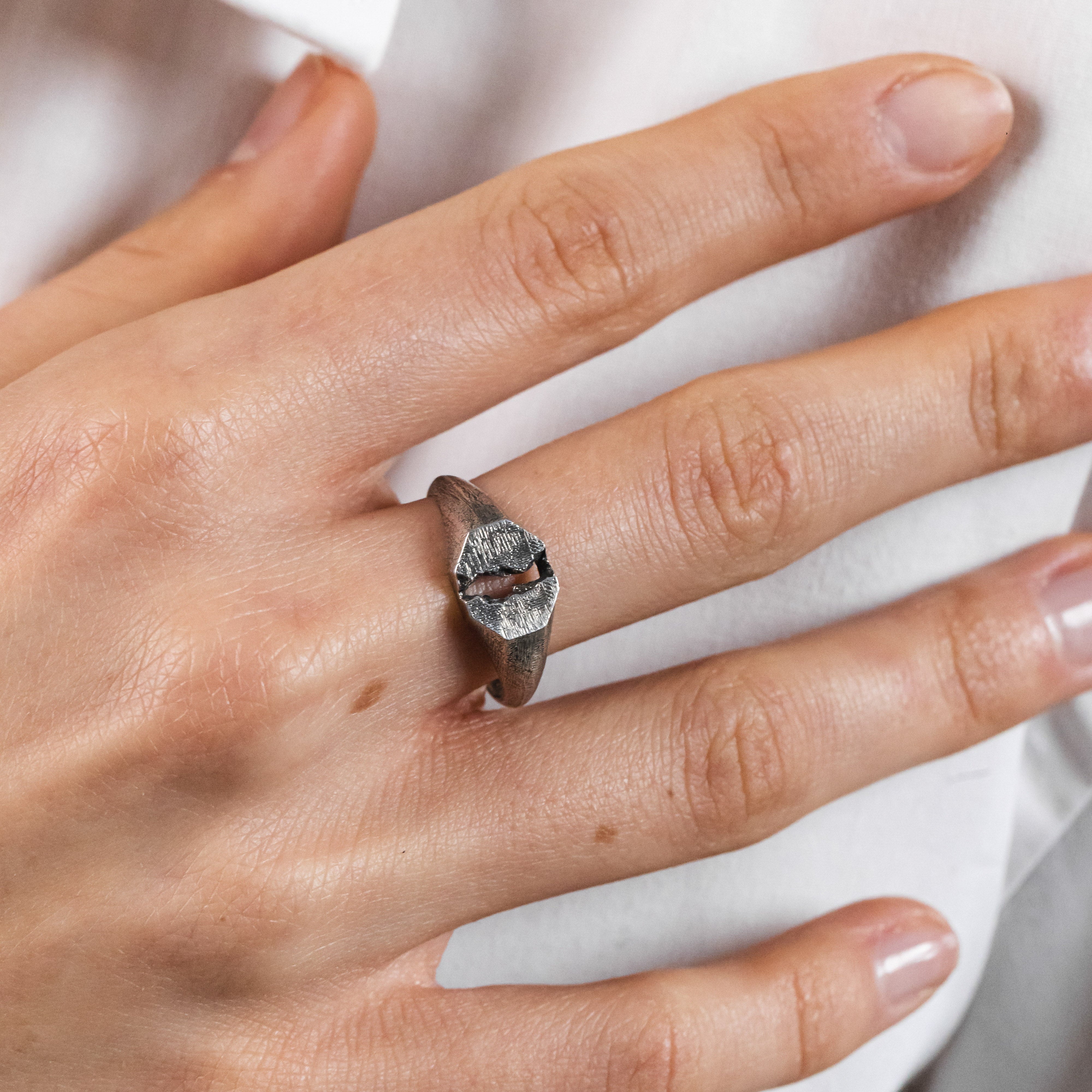 LAPIS ring in volcanic-oxidized 925 silver, handcrafted in Italy for you - Broken Hearts