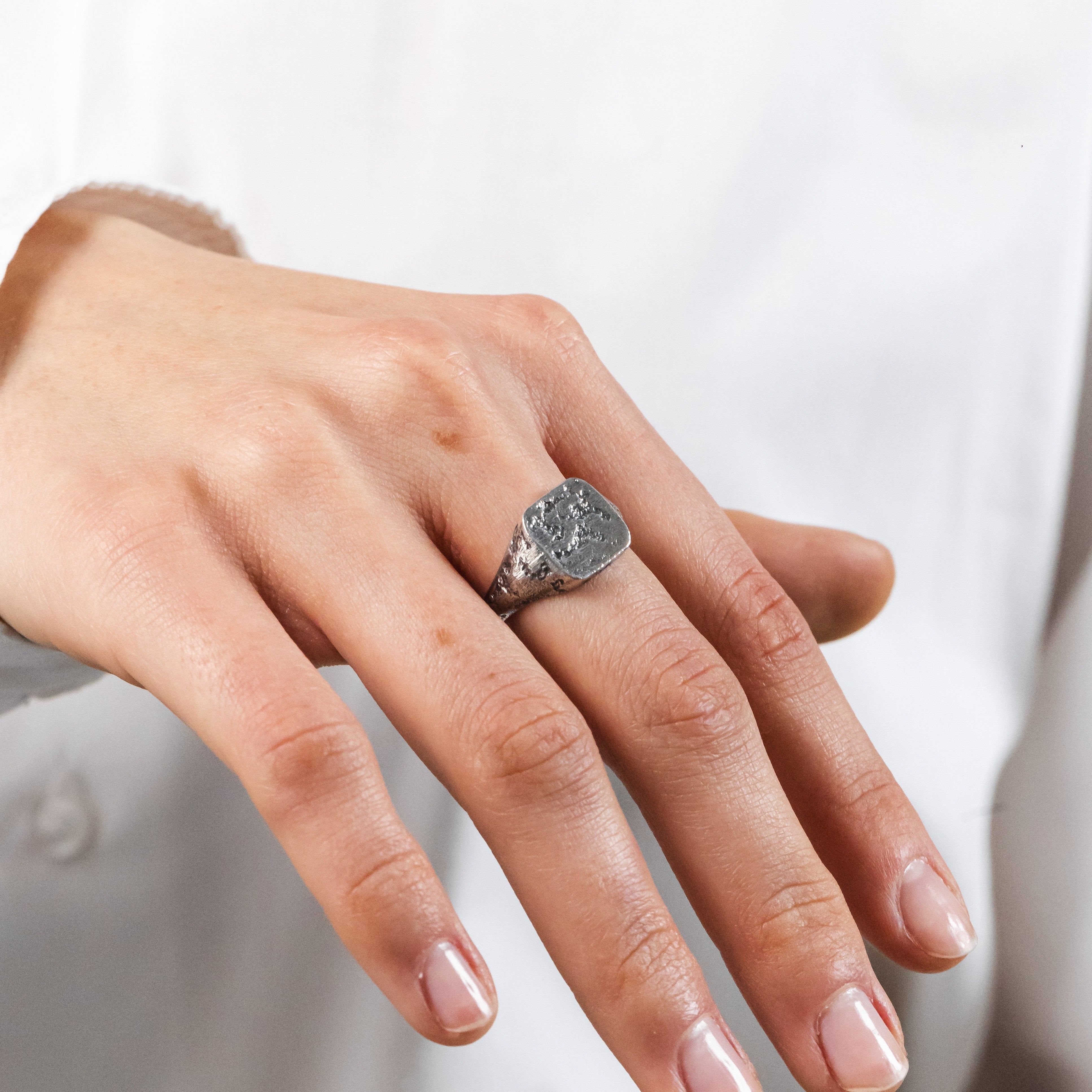 RUINA ring in volcanic-oxidized 925 silver, handcrafted in Italy for you - Broken Hearts