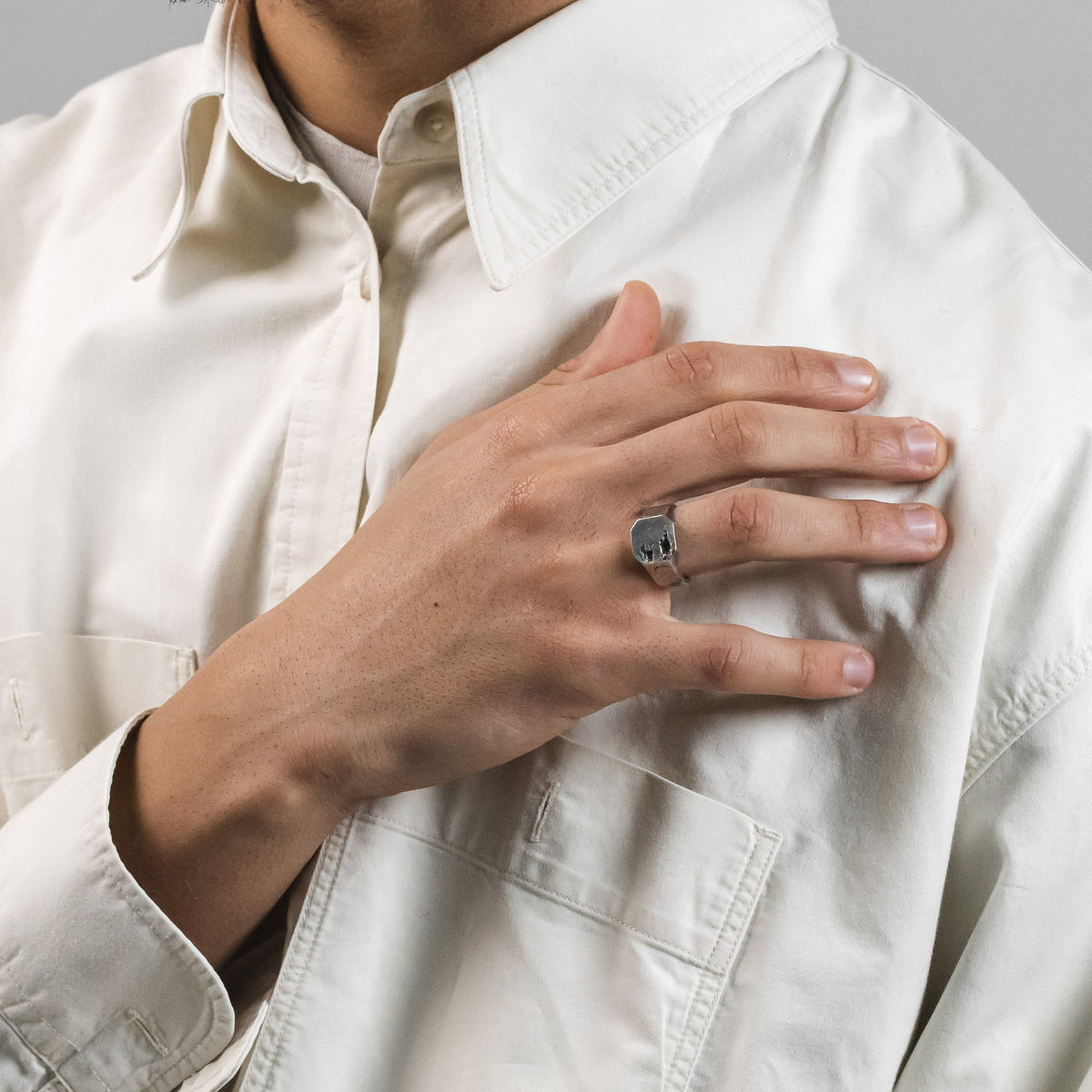 CINERES ring in volcanic-oxidized 925 silver, handcrafted in Italy for you - Broken Hearts