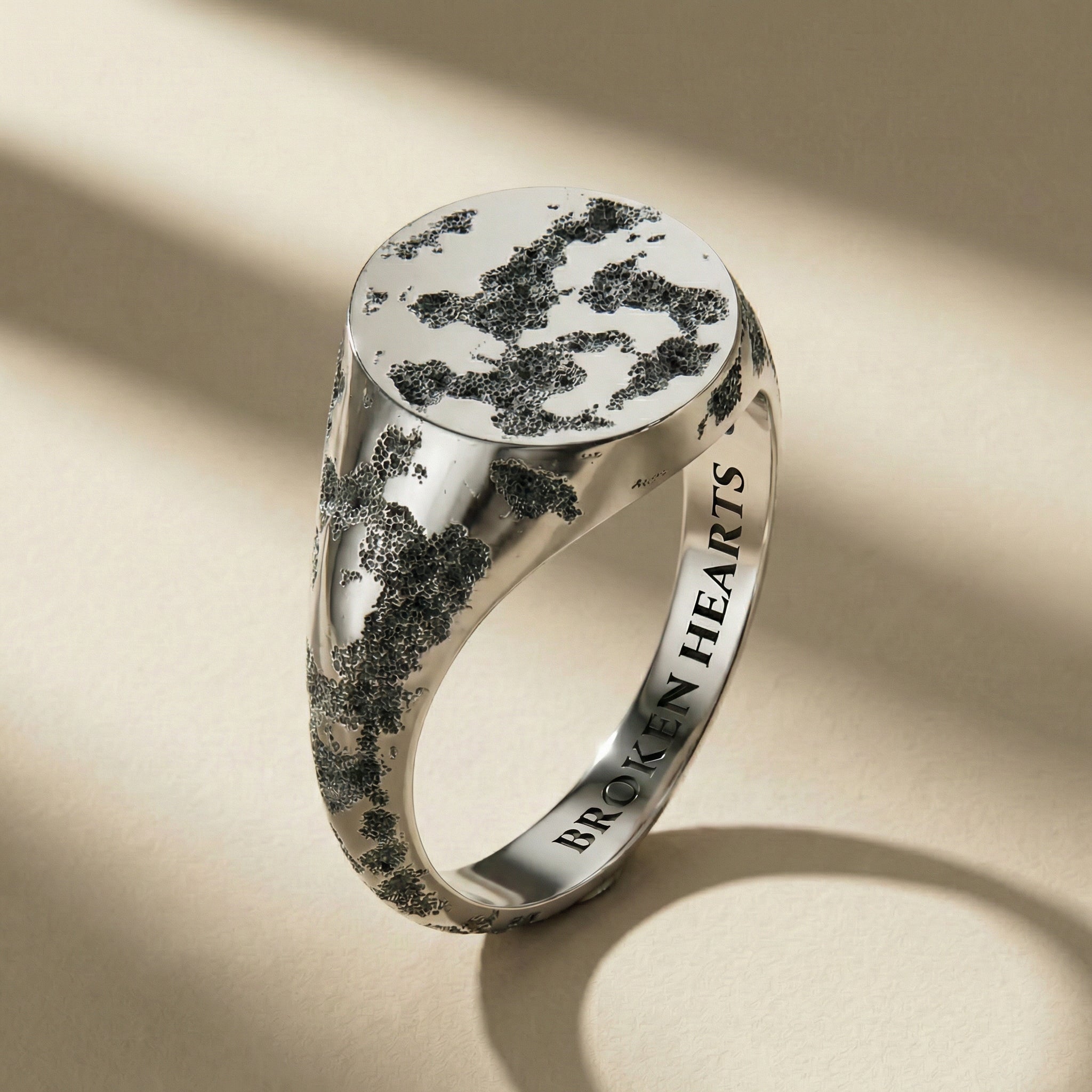 VULNUS ring in volcanic-oxidized 925 silver, handcrafted in Italy for you - Broken Hearts