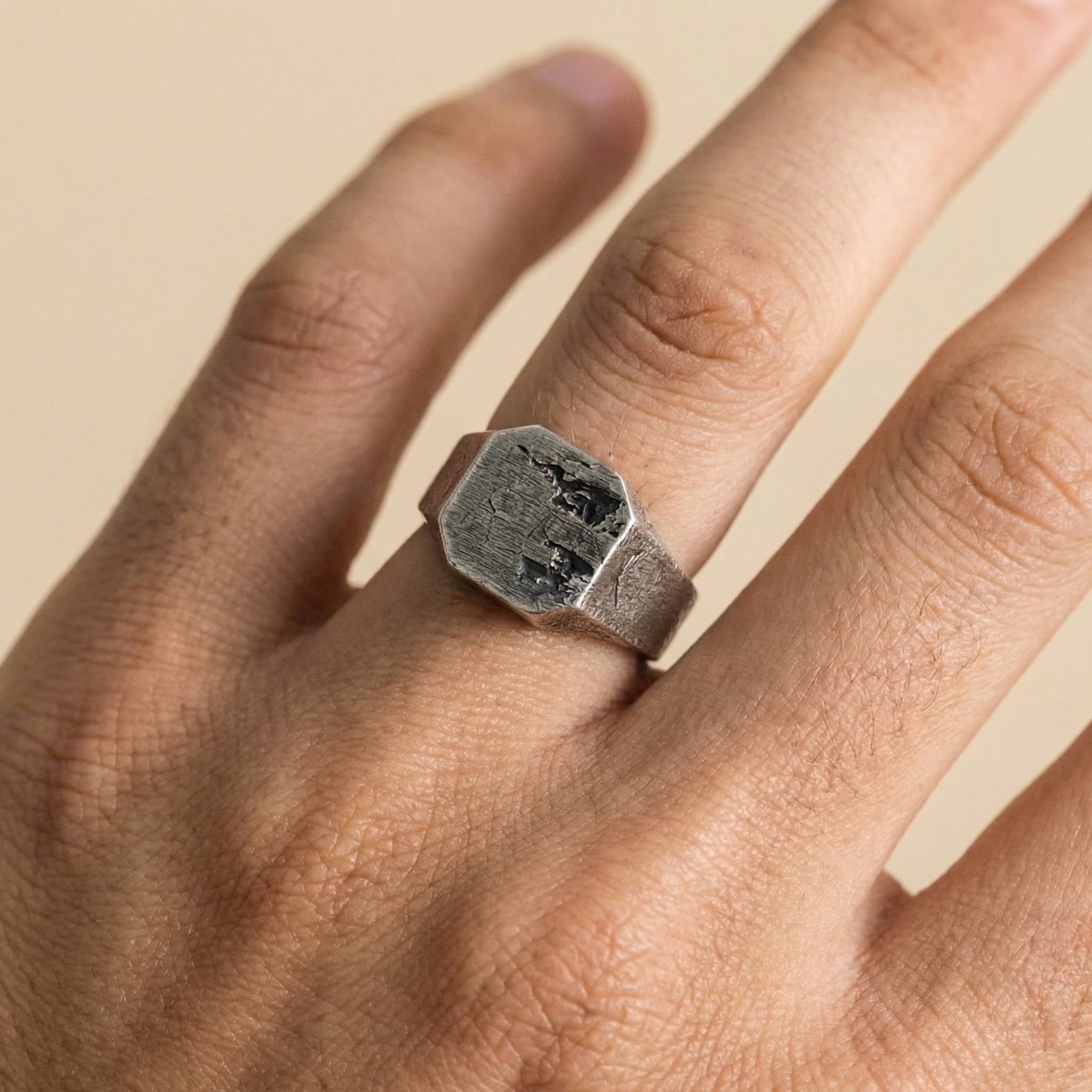 CINERES ring in volcanic-oxidized 925 silver, handcrafted in Italy for you - Broken Hearts