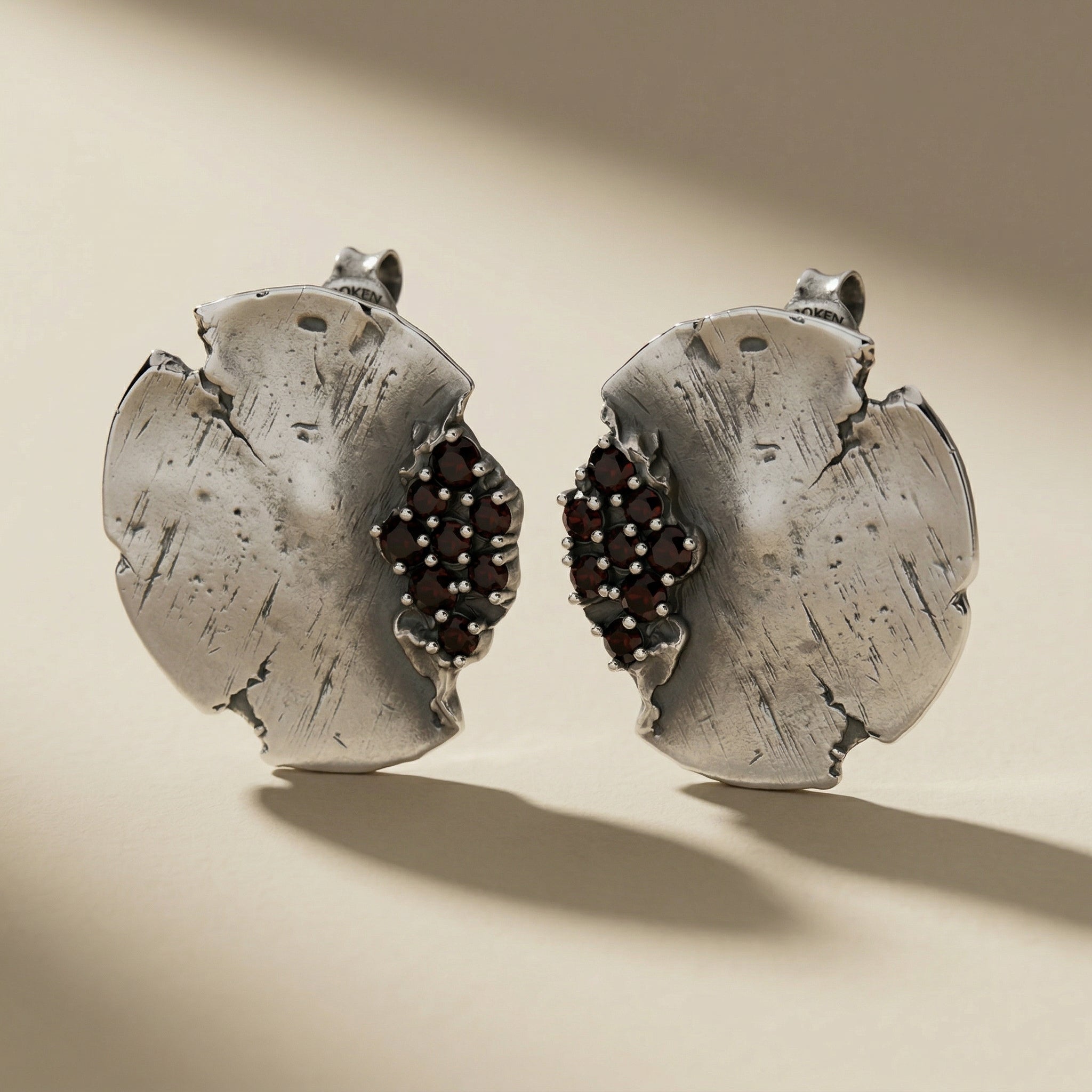 ORBITA SANGUINIS ear cuff in volcanic-oxidized 925 silver with red stones, handcrafted in Italy for you - Broken Hearts