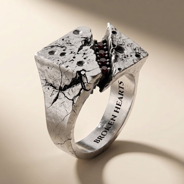 FRACTURA SANGUINIS ring in volcanic-oxidized 925 silver with red stones, handcrafted in Italy for you - Broken Hearts