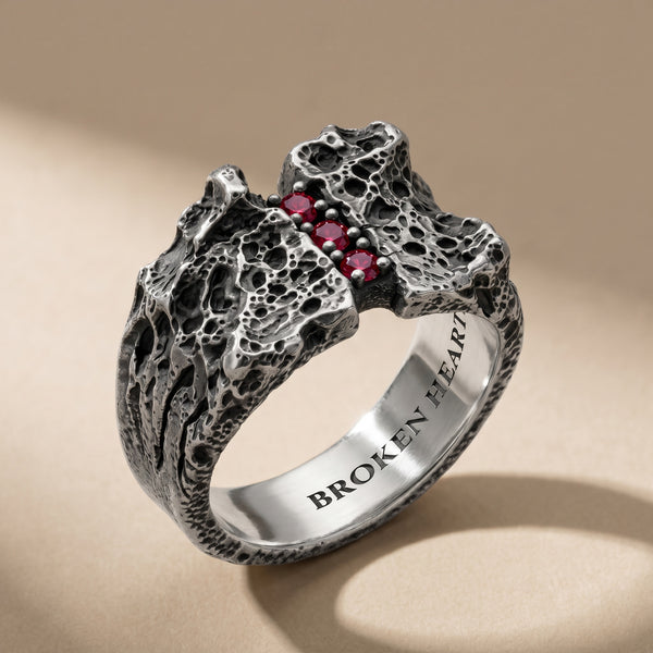 TERNUM SANGUINIS three-stone ring in volcanic-oxidized 925 silver with red stones, handcrafted in Italy for you - Broken Hearts