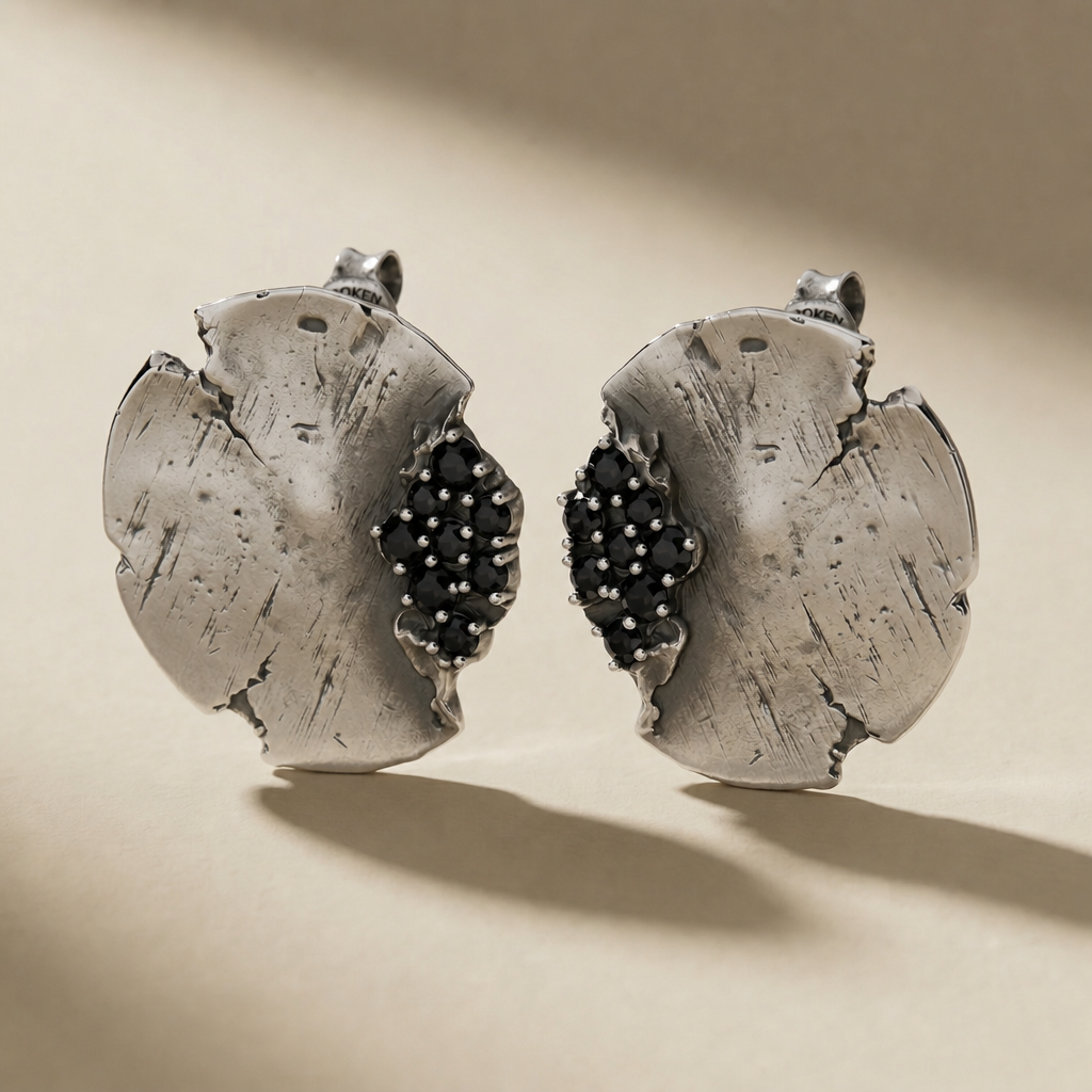 ORBITA NOX ear cuff in volcanic-oxidized 925 silver with black stones, handcrafted in Italy for you - Broken Hearts