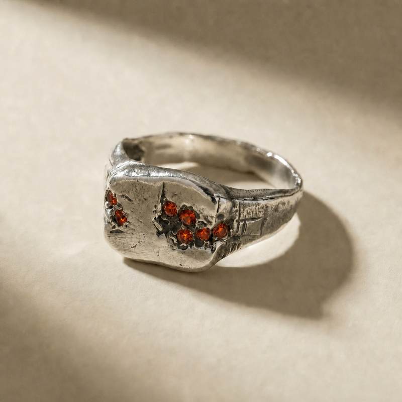 KLUSTER SANGUINIS ring in volcanic-oxidized 925 silver with red stones, handcrafted in Italy for you - Broken Hearts