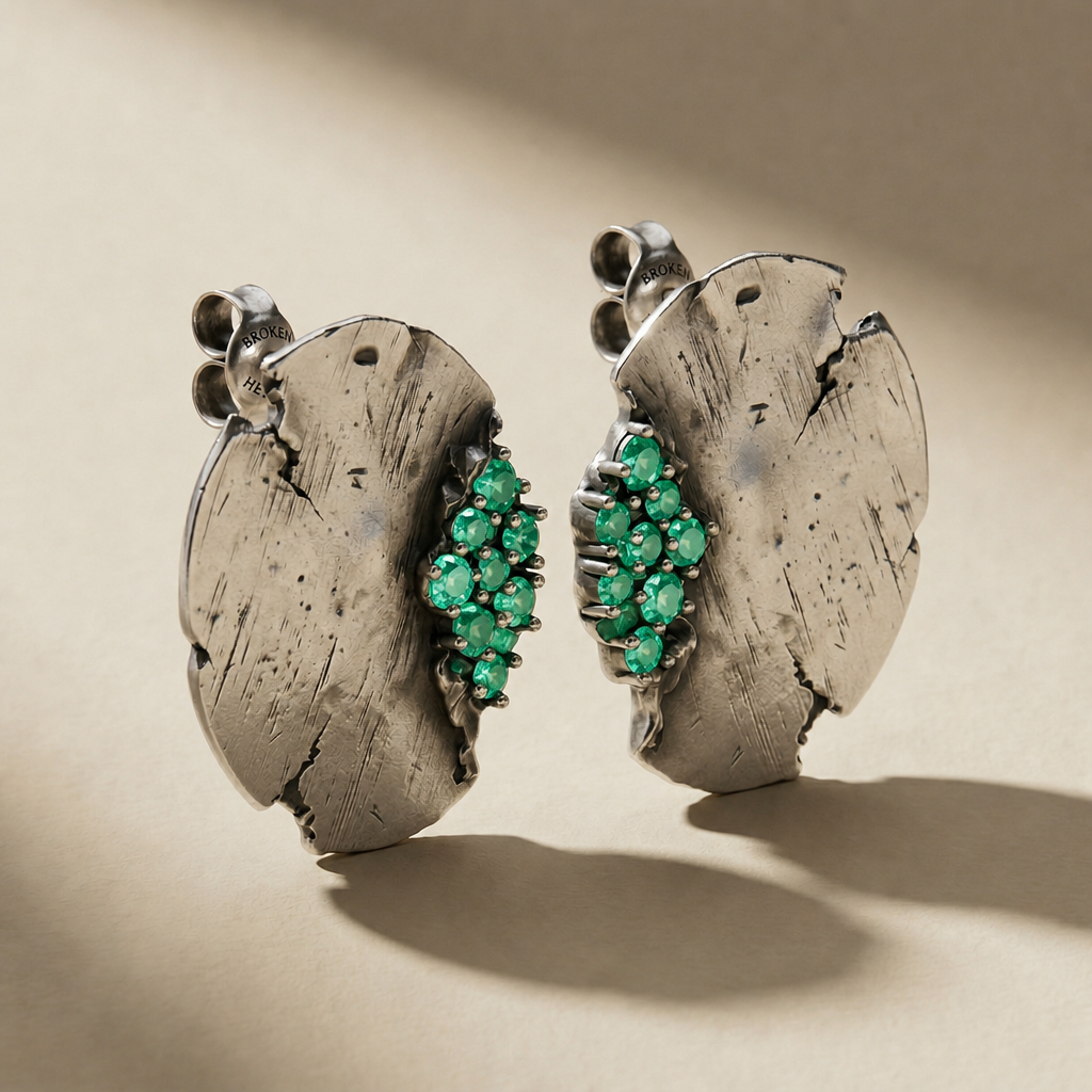 ORBITA VIRIDIS ear cuff in volcanic-oxidized 925 silver with green stones, handcrafted in Italy for you - Broken Hearts