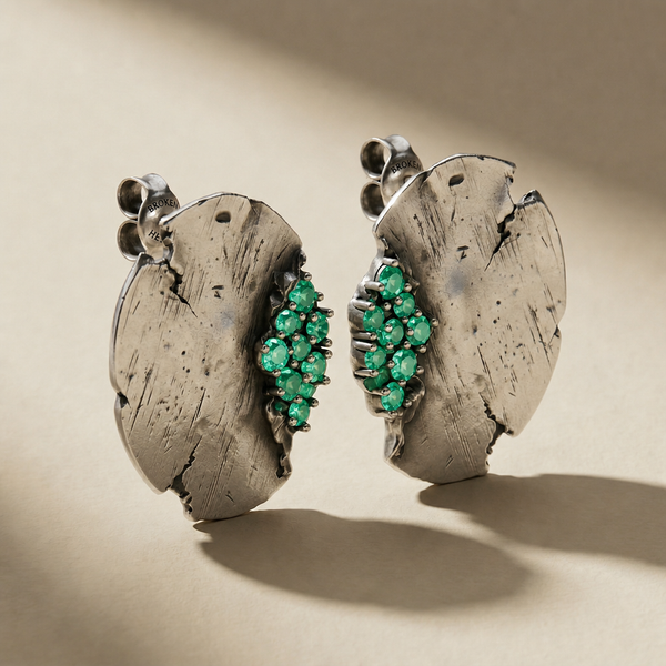 ORBITA VIRIDIS ear cuff in volcanic-oxidized 925 silver with green stones, handcrafted in Italy for you - Broken Hearts