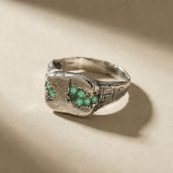 KLUSTER VIRIDIS cluster ring in volcanic-oxidized 925 silver with green stones, handcrafted in Italy for you - Broken Hearts