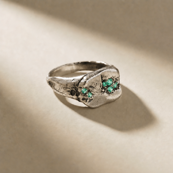 KLUSTER VIRIDIS cluster ring in volcanic-oxidized 925 silver with green stones, handcrafted in Italy for you - Broken Hearts