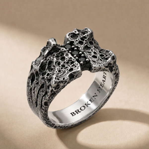 TERNUM NOX three-stone ring in volcanic-oxidized 925 silver with black stones, handcrafted in Italy for you - Broken Hearts