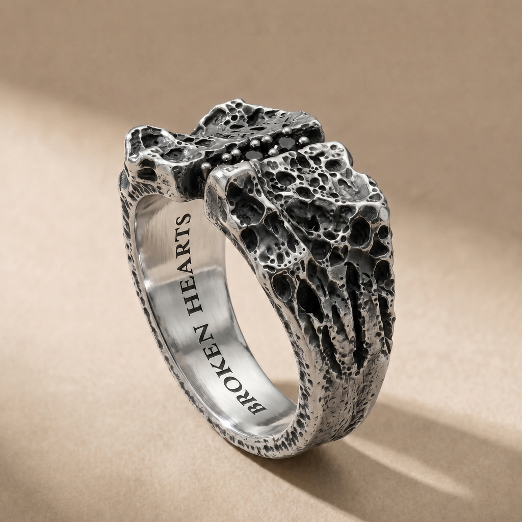 TERNUM NOX three-stone ring in volcanic-oxidized 925 silver with black stones, handcrafted in Italy for you - Broken Hearts