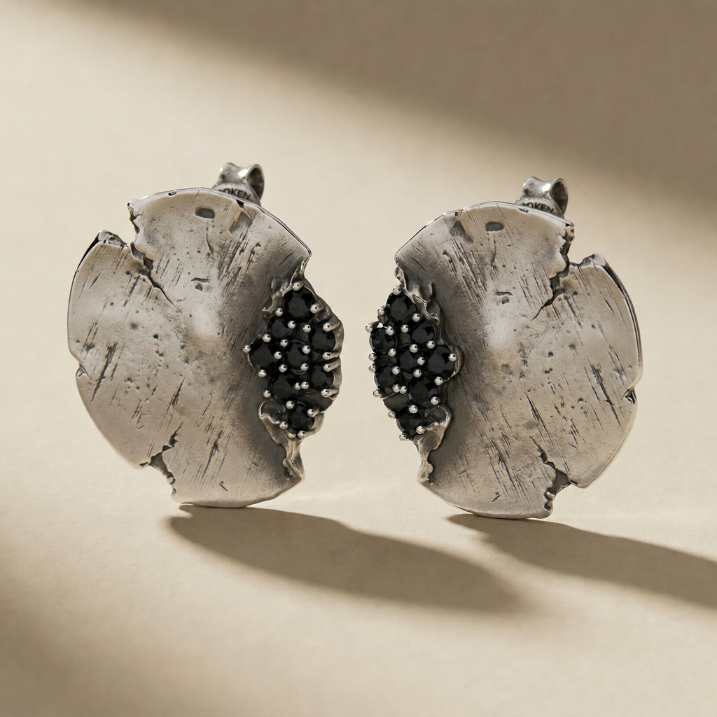 ORBITA NOX ear cuff in volcanic-oxidized 925 silver with black stones, handcrafted in Italy for you - Broken Hearts