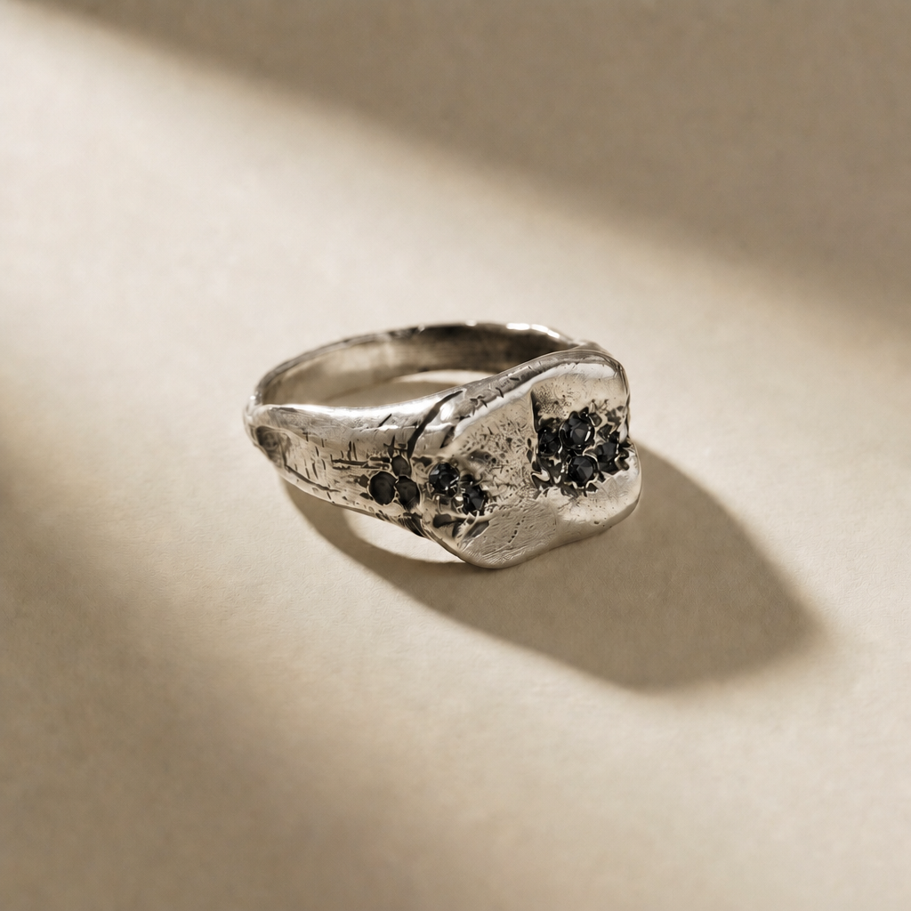 KLUSTER NOX cluster ring in volcanic-oxidized 925 silver with black stones, handcrafted in Italy for you - Broken Hearts