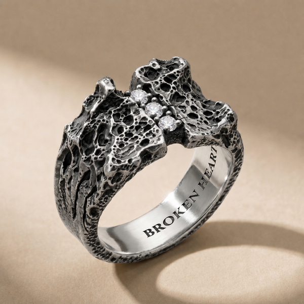 TERNUM LUX three-stone ring in volcanic-oxidized 925 silver with white stones, handcrafted in Italy for you - Broken Hearts