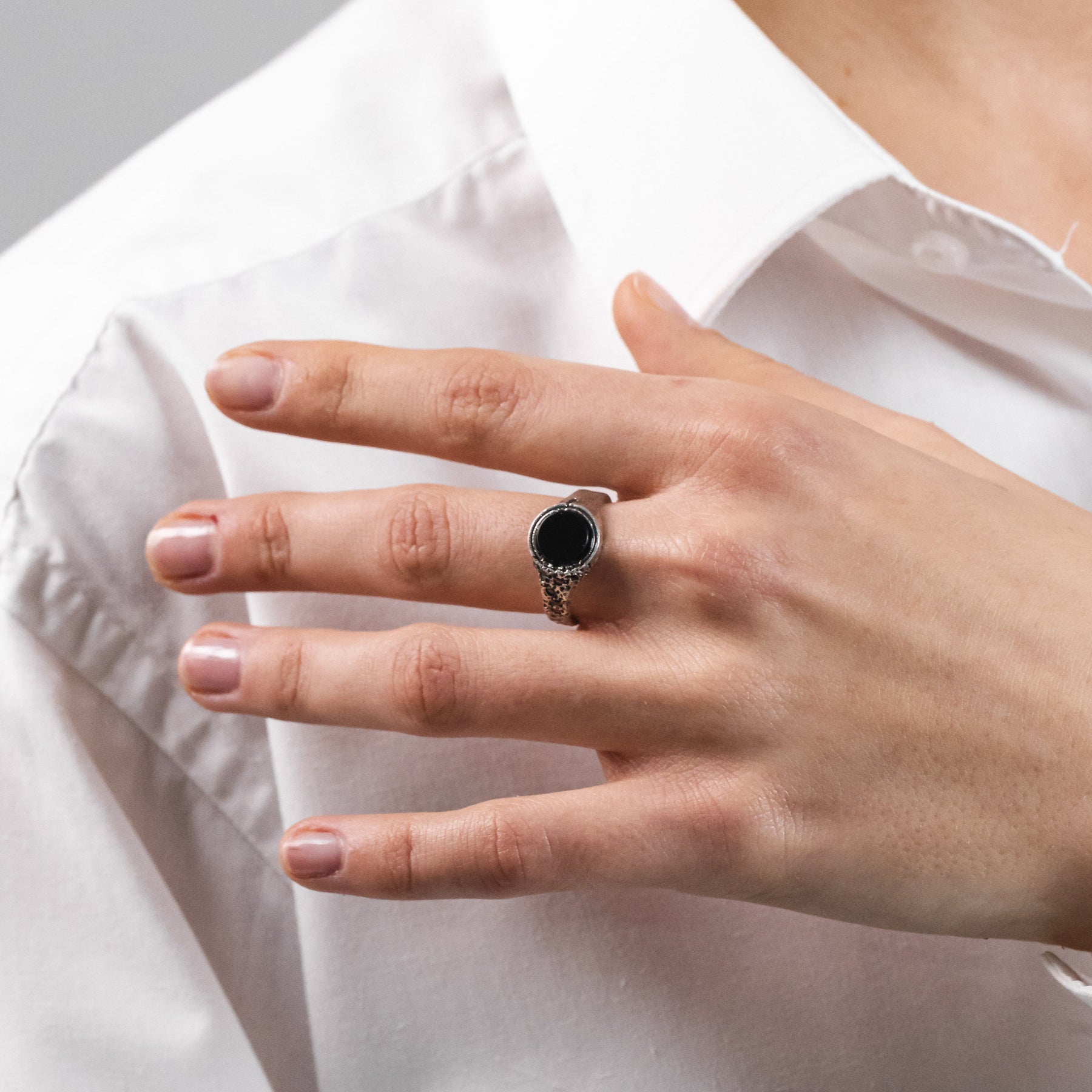 SIGNUM UMBRA pendant in volcanic-oxidized 925 silver with black stones, handcrafted in Italy for you - Broken Hearts