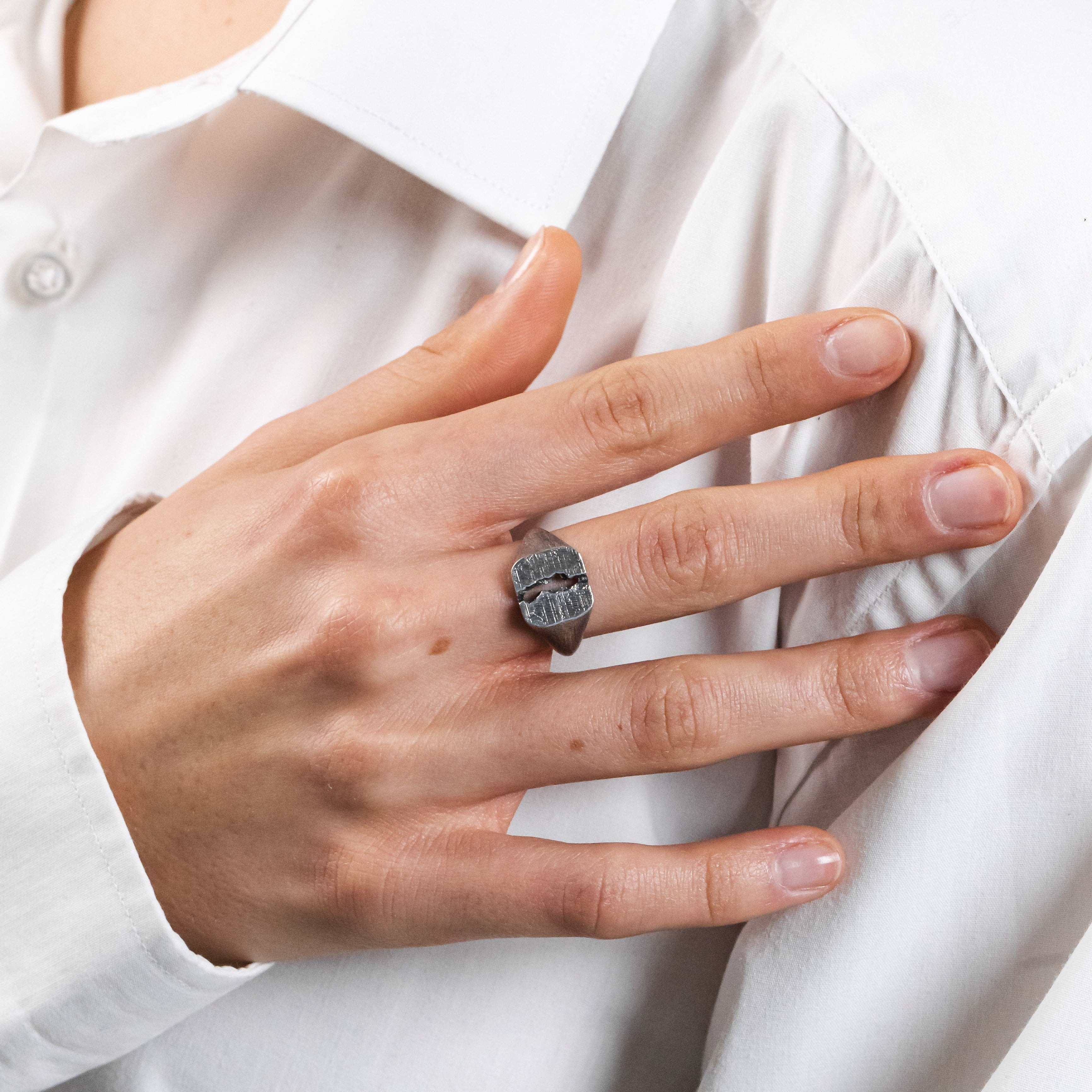 QUADRUM ring in volcanic-oxidized 925 silver, handcrafted in Italy for you - Broken Hearts