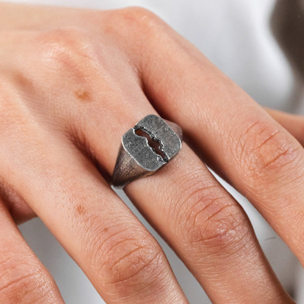 QUADRUM ring in volcanic-oxidized 925 silver, handcrafted in Italy for you - Broken Hearts