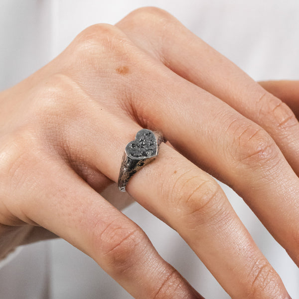 PLAGA ring in volcanic-oxidized 925 silver, handcrafted in Italy for you - Broken Hearts