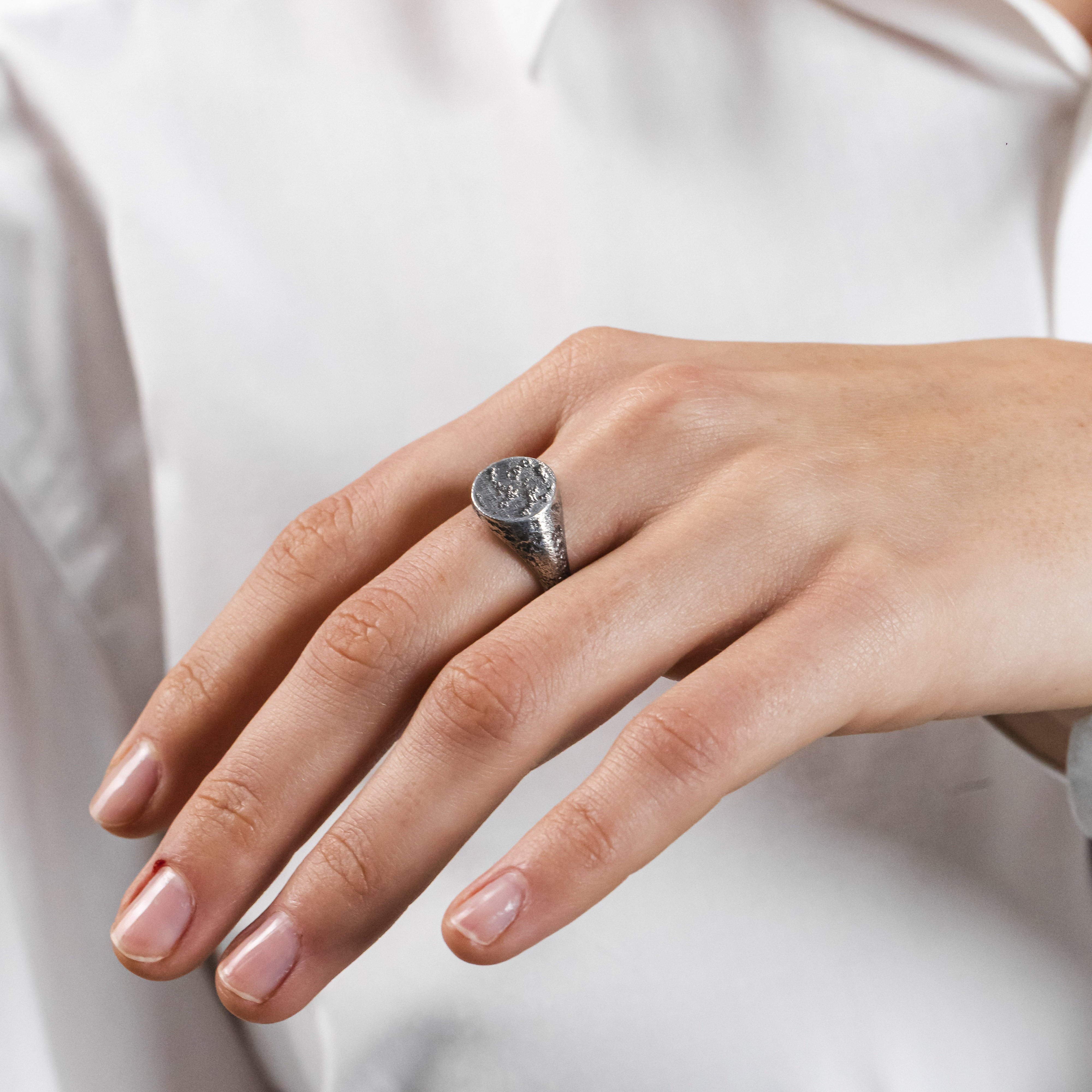 VULNUS ring in volcanic-oxidized 925 silver, handcrafted in Italy for you - Broken Hearts