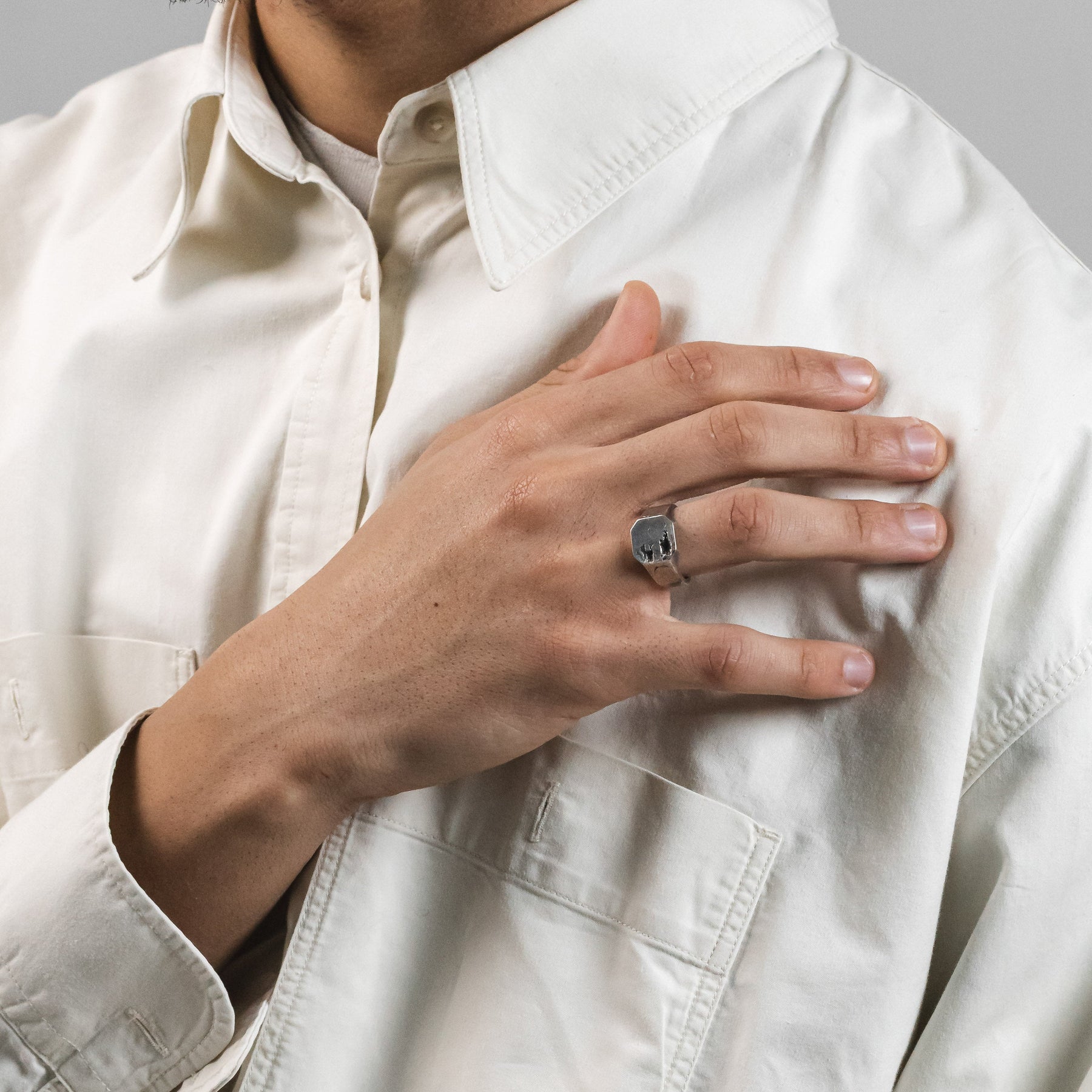 CINERES ring in volcanic-oxidized 925 silver, handcrafted in Italy for you - Broken Hearts