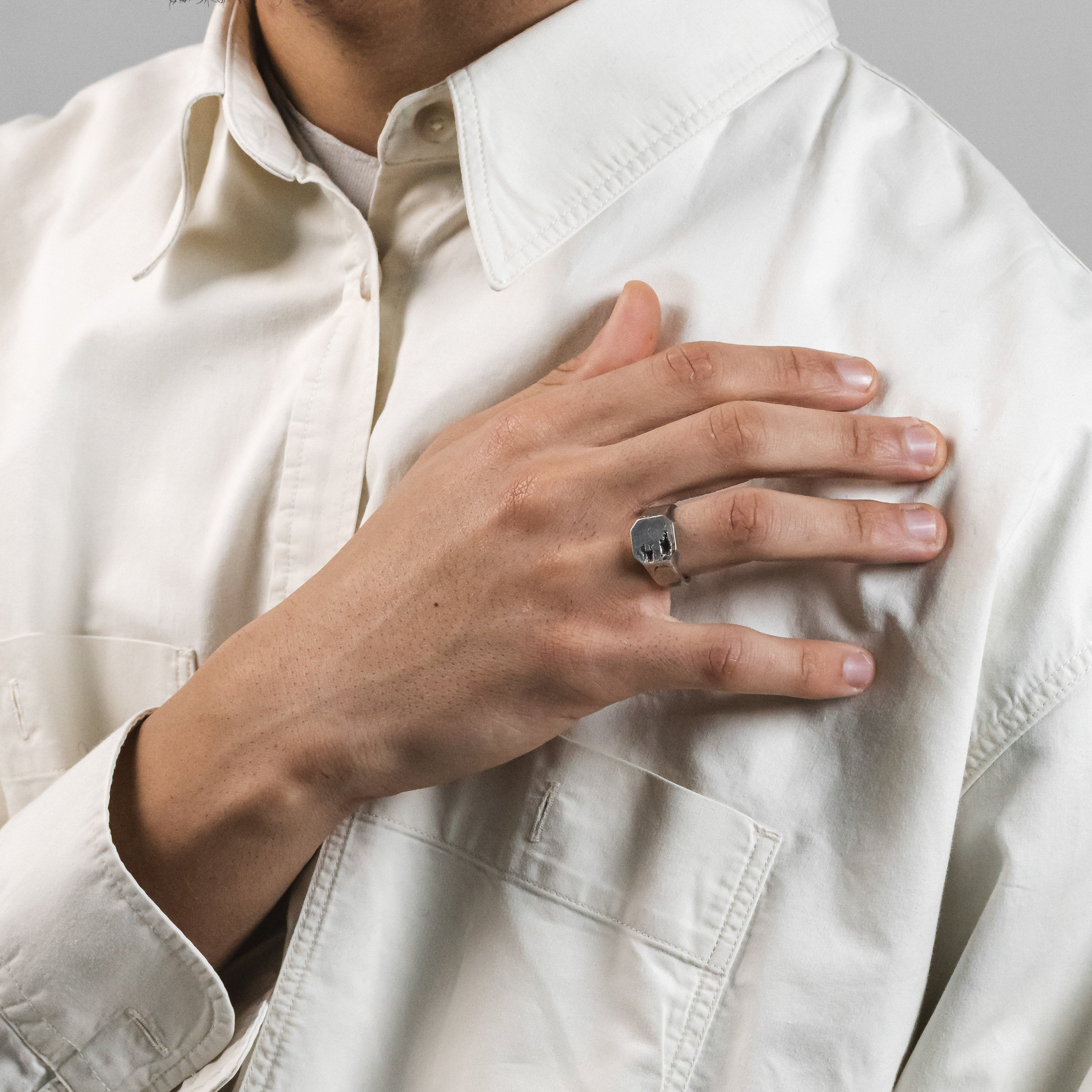CINERES ring in volcanic-oxidized 925 silver, handcrafted in Italy for you - Broken Hearts