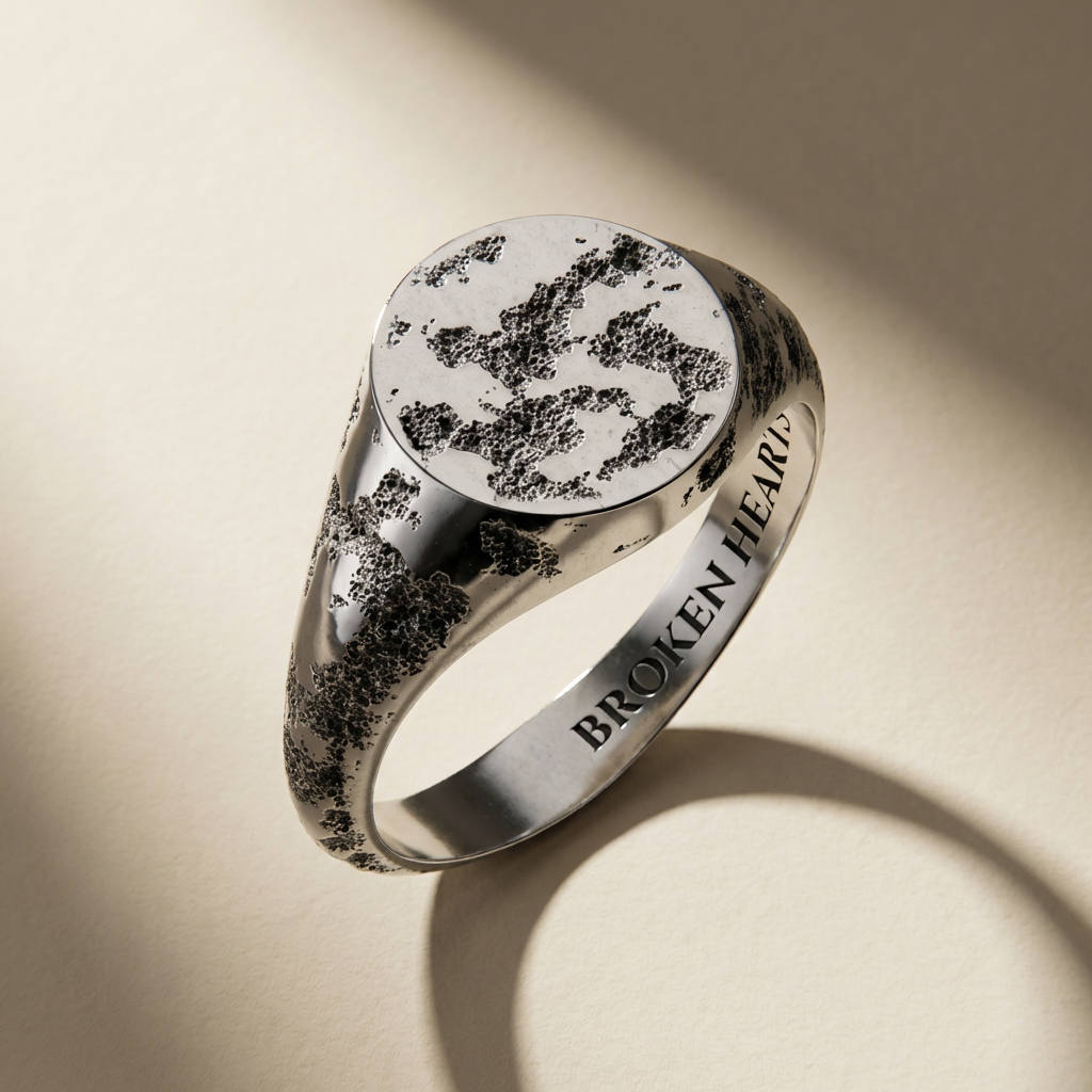 VULNUS ring in volcanic-oxidized 925 silver, handcrafted in Italy for you - Broken Hearts