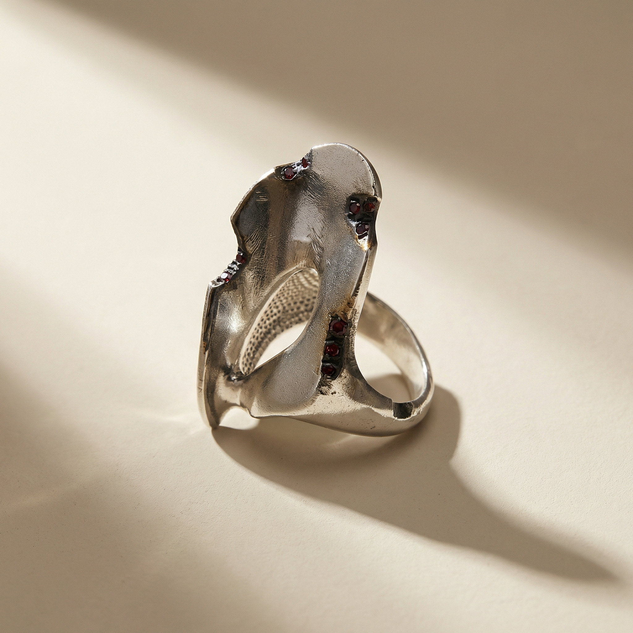 FORMA ring in volcanic-oxidized 925 silver, handcrafted in Italy for you - Broken Hearts