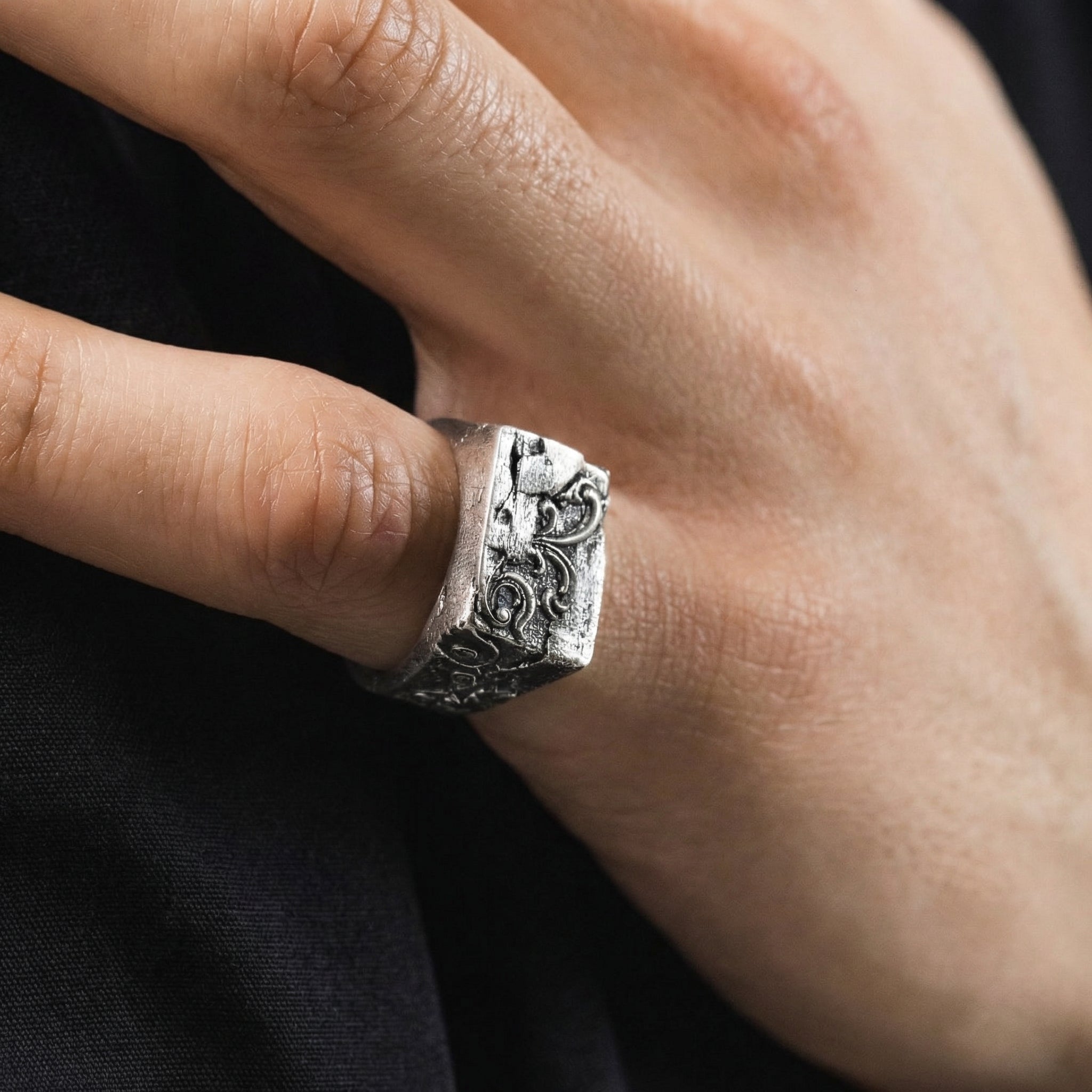 FOSSIL ring in volcanic-oxidized 925 silver, handcrafted in Italy for you - Broken Hearts