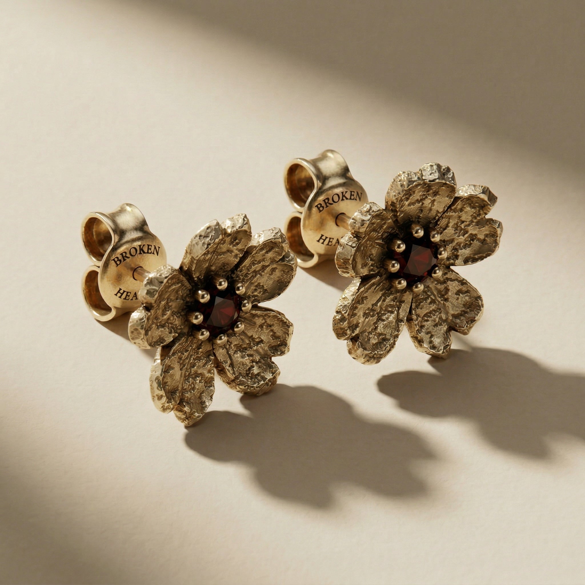 GOLDEN FLORIS SANGUINIS flower earrings, 24kt gold-plated, with red stones, handcrafted in Italy for you - Broken Hearts