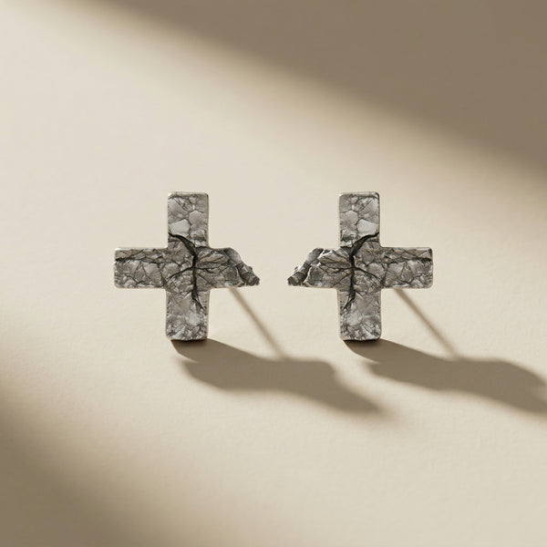 TAXIO flower earrings in volcanic-oxidized 925 silver, handcrafted in Italy for you - Broken Hearts