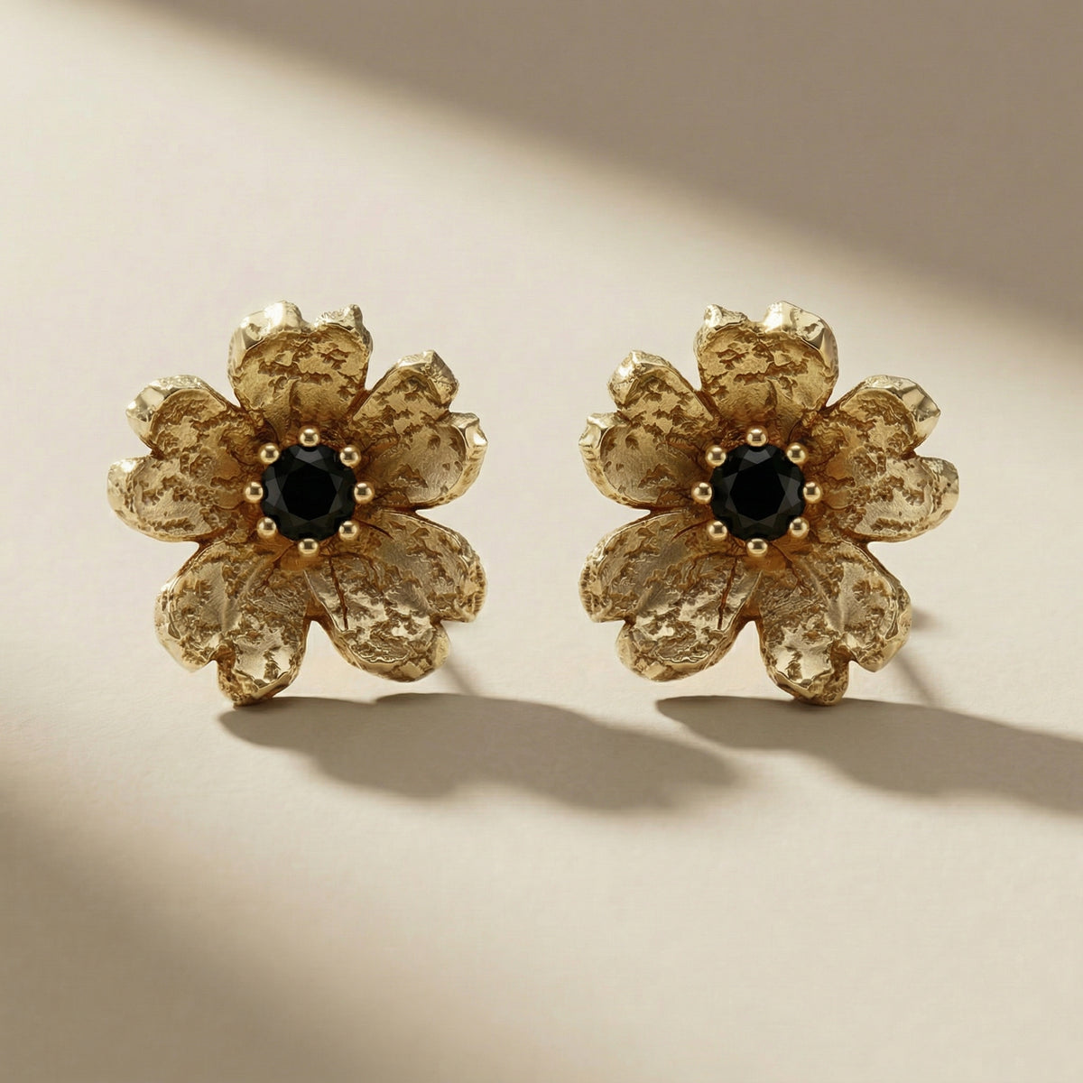 FLOS AUREUM NOX flower earrings, solid 18kt gold, with black stones, handcrafted in Italy for you - Broken Hearts