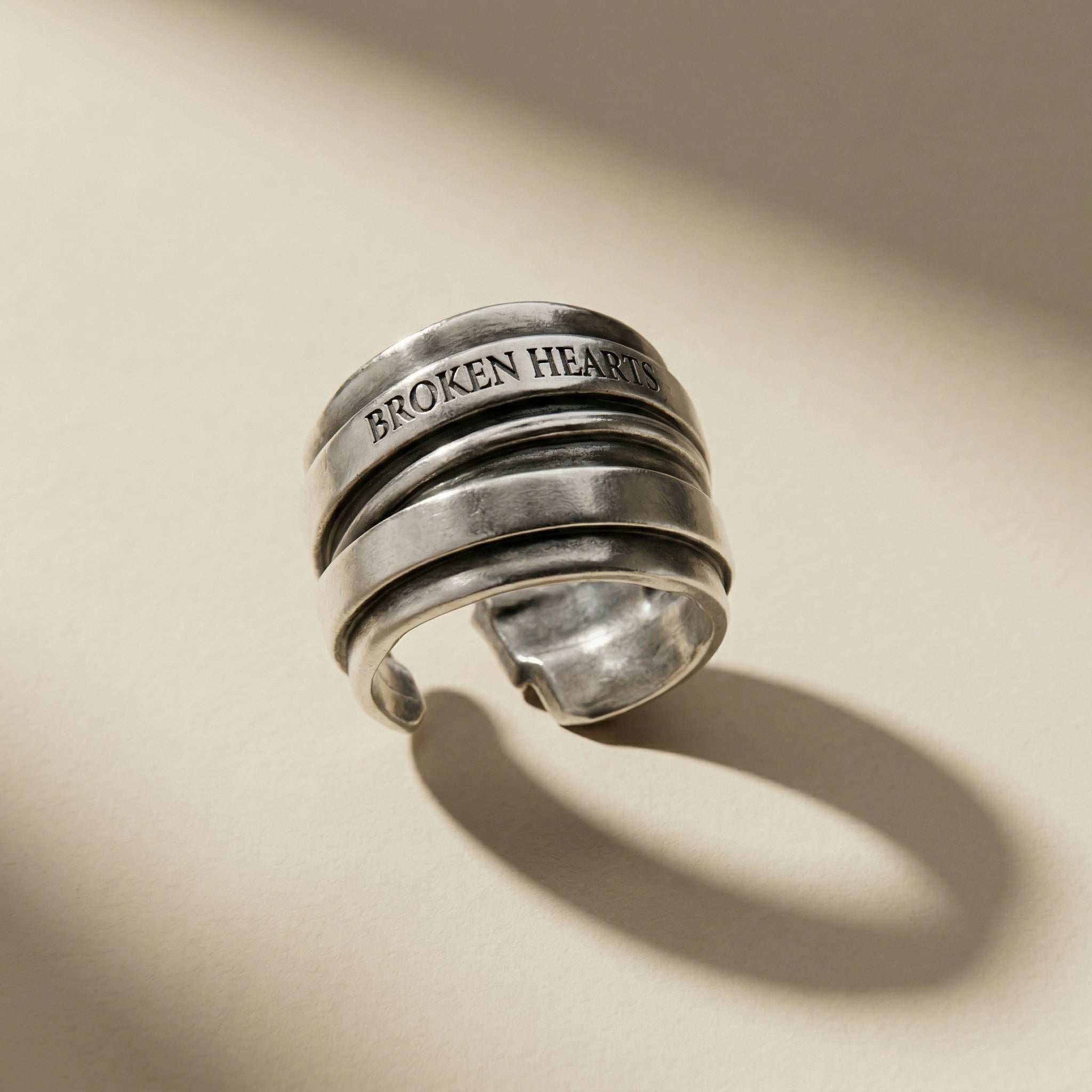 VINCULUM hoop earrings in volcanic-oxidized 925 silver, handcrafted in Italy for you - Broken Hearts