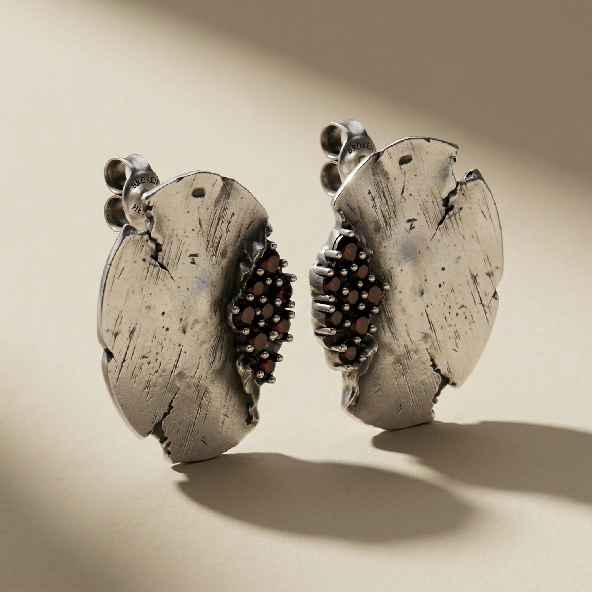 ORBITA SANGUINIS ear cuff in volcanic-oxidized 925 silver with red stones, handcrafted in Italy for you - Broken Hearts