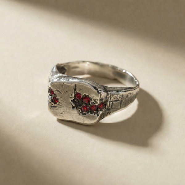 KLUSTER SANGUINIS ring in volcanic-oxidized 925 silver with red stones, handcrafted in Italy for you - Broken Hearts