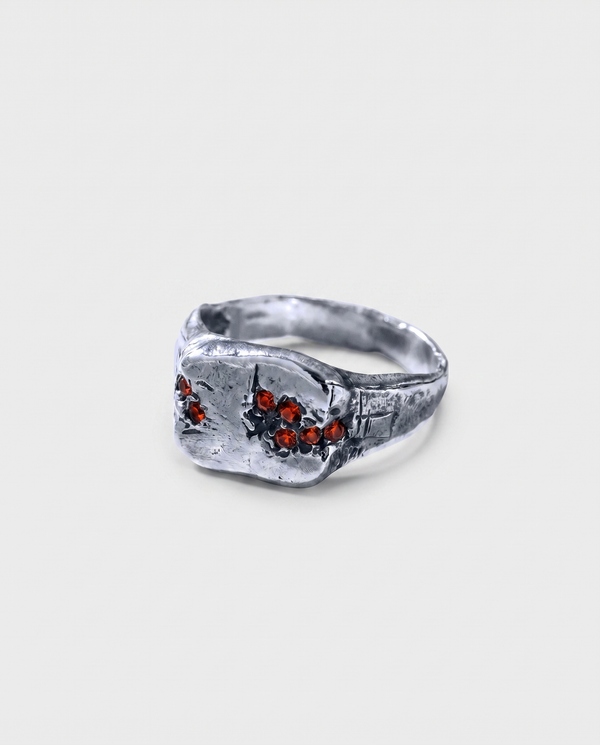 KLUSTER SANGUINIS - anello cluster in argento 925 ossidato con granati, Broken Hearts