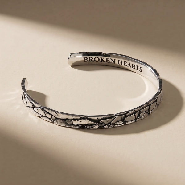 VOLUMEN ring in volcanic-oxidized 925 silver, handcrafted in Italy for you - Broken Hearts